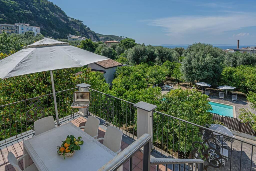 Casa Gege', For Up To 5 Guests, Shared Pool, Sorrento Center Lägenhet Exteriör bild