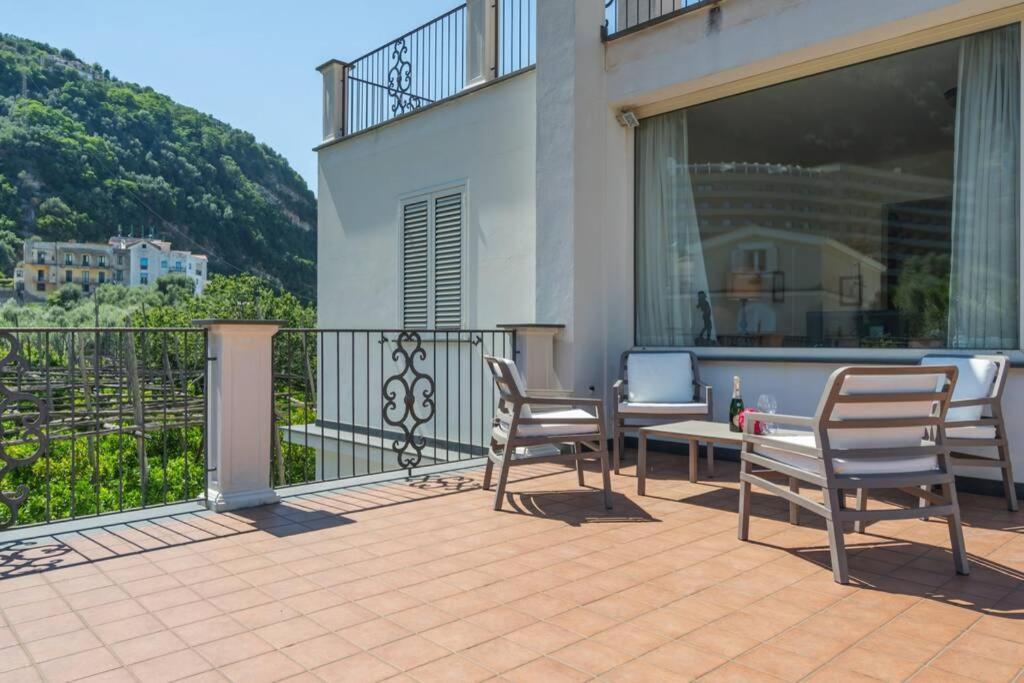 Casa Gege', For Up To 5 Guests, Shared Pool, Sorrento Center Lägenhet Exteriör bild